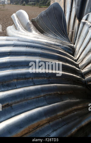 Maggi Hambling'' s Jakobsmuschel Denkmal für Benjamin Britten von Aldeburgh Handwerkern hergestellt, Sam und Dennis Pegg Stockfoto