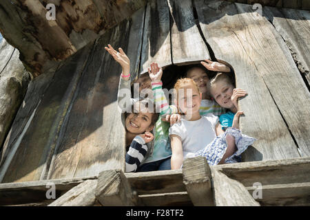 Mädchen spielen im Baumhaus, Spielplatz, München, Bayern, Deutschland Stockfoto