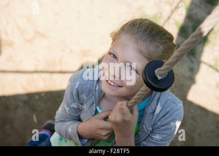 Mädchen, Klettern am Seil im Spielplatz, München, Bayern, Deutschland Stockfoto