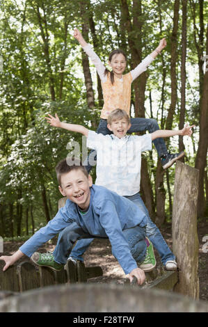 Drei Freunde, die Spaß auf Spielplatz, München, Bayern, Deutschland Stockfoto