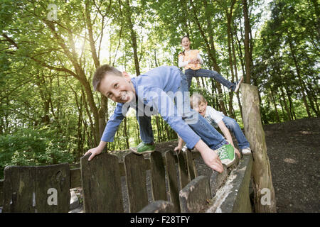 Drei Freunde, die Spaß auf Spielplatz, München, Bayern, Deutschland Stockfoto