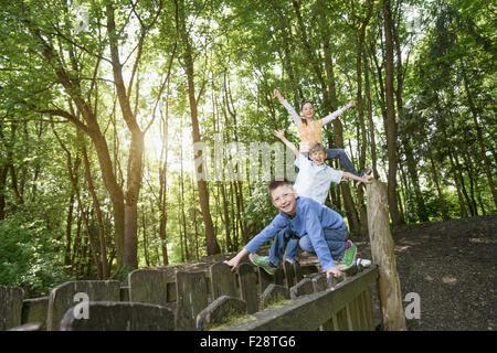 Drei Freunde, die Spaß auf Spielplatz, München, Bayern, Deutschland Stockfoto