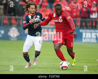 Toronto, Ontario, Kanada. 13. September 2015. New England Revolution Mittelfeldspieler Jermaine Jones (13) bewegt sich auf Toronto FC vorwärts Jozy Altidore (17) in der ersten Hälfte im BMO Field in Toronto, ON, Kanada. Bildnachweis: Peter Llewellyn/Alamy Live-Nachrichten Stockfoto