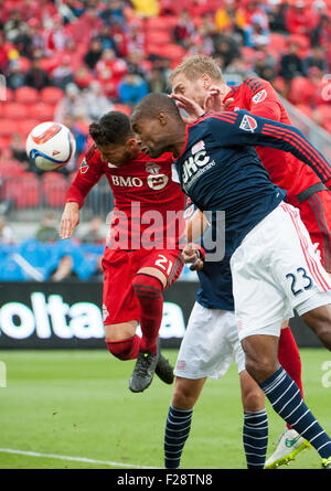 Toronto, Ontario, Kanada. 13. September 2015. Toronto FC-Verteidiger, die den Ball mit New England Revolution Verteidiger José Gonçalves (23) in der ersten Hälfte im BMO Field in Toronto, ON Kanada Damien Perquis (24) und Mittelfeldspieler Jonathan Osorio erkämpfen. Bildnachweis: Peter Llewellyn/Alamy Live-Nachrichten Stockfoto