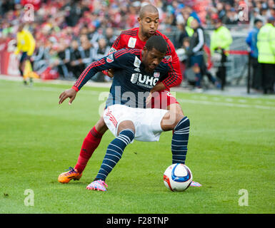 Toronto, Ontario, Kanada. 13. September 2015. New England Revolution Verteidiger Jeremy Hall (5) schirmt den Ball aus Toronto FC-Verteidiger Justin Morrow (2) in der ersten Hälfte im BMO Field in Toronto, ON, Kanada. Bildnachweis: Peter Llewellyn/Alamy Live-Nachrichten Stockfoto