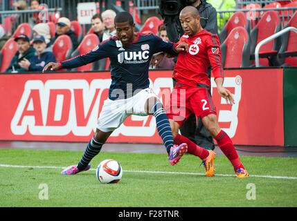 Toronto, Ontario, Kanada. 13. September 2015. New England Revolution Verteidiger Jeremy Hall (5) schirmt den Ball aus Toronto FC-Verteidiger Justin Morrow (2) in der ersten Hälfte im BMO Field in Toronto, ON, Kanada. Bildnachweis: Peter Llewellyn/Alamy Live-Nachrichten Stockfoto