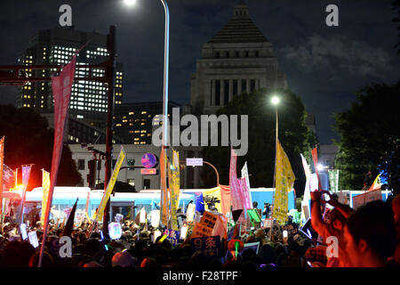 Tokio, Japan. 14. Sep, 2015. Demonstranten vor dem Parlamentsgebäude in Tokio, Japan, am 14. September 2015-Rallye. Etwa 45.000 japanischen Demonstranten versammelten sich vor des Landes Parlamentsgebäude in der Innenstadt von Tokio späten Montag gegen die staatlich geförderte Sicherheit Rechnungen versucht, eine mögliche Passage der umstrittene Gesetzgebung im Oberhaus die Ernährung dieser Woche zu stoppen. Bildnachweis: Ma Ping/Xinhua/Alamy Live-Nachrichten Stockfoto