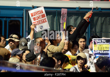 Tokio, Japan. 14. Sep, 2015. Demonstranten vor dem Parlamentsgebäude in Tokio, Japan, am 14. September 2015-Rallye. Etwa 45.000 japanischen Demonstranten versammelten sich vor des Landes Parlamentsgebäude in der Innenstadt von Tokio späten Montag gegen die staatlich geförderte Sicherheit Rechnungen versucht, eine mögliche Passage der umstrittene Gesetzgebung im Oberhaus die Ernährung dieser Woche zu stoppen. Bildnachweis: Ma Ping/Xinhua/Alamy Live-Nachrichten Stockfoto