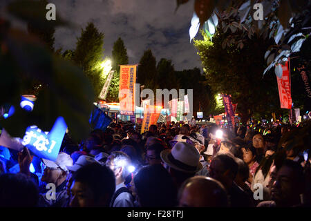 Tokio, Japan. 14. Sep, 2015. Demonstranten vor dem Parlamentsgebäude in Tokio, Japan, am 14. September 2015-Rallye. Etwa 45.000 japanischen Demonstranten versammelten sich vor des Landes Parlamentsgebäude in der Innenstadt von Tokio späten Montag gegen die staatlich geförderte Sicherheit Rechnungen versucht, eine mögliche Passage der umstrittene Gesetzgebung im Oberhaus die Ernährung dieser Woche zu stoppen. Bildnachweis: Ma Ping/Xinhua/Alamy Live-Nachrichten Stockfoto