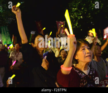 Tokio, Japan. 14. Sep, 2015. Demonstranten vor dem Parlamentsgebäude in Tokio, Japan, am 14. September 2015-Rallye. Etwa 45.000 japanischen Demonstranten versammelten sich vor des Landes Parlamentsgebäude in der Innenstadt von Tokio späten Montag gegen die staatlich geförderte Sicherheit Rechnungen versucht, eine mögliche Passage der umstrittene Gesetzgebung im Oberhaus die Ernährung dieser Woche zu stoppen. Bildnachweis: Ma Ping/Xinhua/Alamy Live-Nachrichten Stockfoto