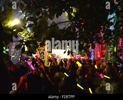 Tokio, Japan. 14. Sep, 2015. Demonstranten vor dem Parlamentsgebäude in Tokio, Japan, am 14. September 2015-Rallye. Etwa 45.000 japanischen Demonstranten versammelten sich vor des Landes Parlamentsgebäude in der Innenstadt von Tokio späten Montag gegen die staatlich geförderte Sicherheit Rechnungen versucht, eine mögliche Passage der umstrittene Gesetzgebung im Oberhaus die Ernährung dieser Woche zu stoppen. Bildnachweis: Ma Ping/Xinhua/Alamy Live-Nachrichten Stockfoto