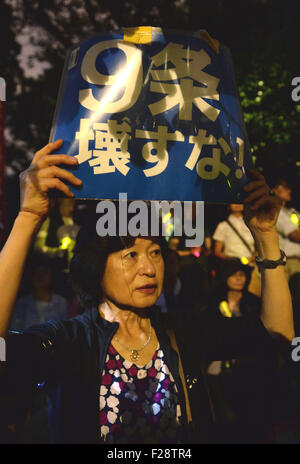 Tokio, Japan. 14. Sep, 2015. Demonstranten vor dem Parlamentsgebäude in Tokio, Japan, am 14. September 2015-Rallye. Etwa 45.000 japanischen Demonstranten versammelten sich vor des Landes Parlamentsgebäude in der Innenstadt von Tokio späten Montag gegen die staatlich geförderte Sicherheit Rechnungen versucht, eine mögliche Passage der umstrittene Gesetzgebung im Oberhaus die Ernährung dieser Woche zu stoppen. Bildnachweis: Ma Ping/Xinhua/Alamy Live-Nachrichten Stockfoto