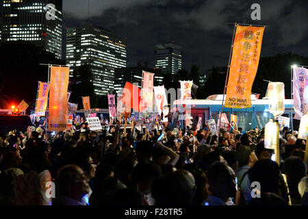 Tokio, Japan. 14. Sep, 2015. Demonstranten vor dem Parlamentsgebäude in Tokio, Japan, am 14. September 2015-Rallye. Etwa 45.000 japanischen Demonstranten versammelten sich vor des Landes Parlamentsgebäude in der Innenstadt von Tokio späten Montag gegen die staatlich geförderte Sicherheit Rechnungen versucht, eine mögliche Passage der umstrittene Gesetzgebung im Oberhaus die Ernährung dieser Woche zu stoppen. Bildnachweis: Ma Ping/Xinhua/Alamy Live-Nachrichten Stockfoto