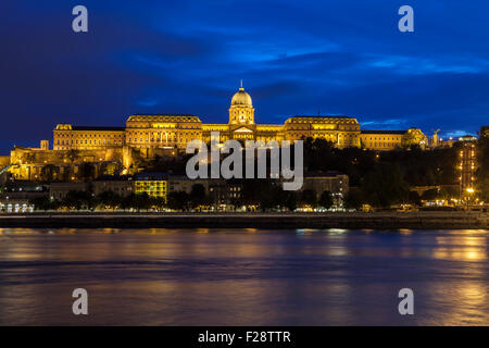 Der herrliche Budaer Burg in Budapest in der Abenddämmerung. Stockfoto