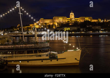 Ein Blick auf das prächtige Buda Castle am Ufer der Donau in Budapest. Stockfoto