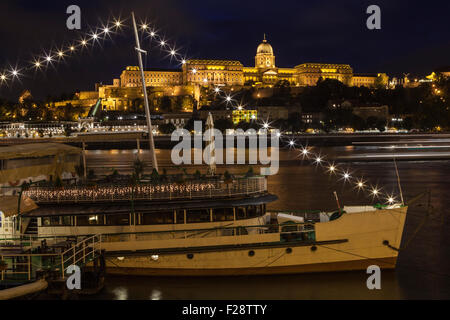 Ein Blick auf das prächtige Buda Castle am Ufer der Donau in Budapest. Stockfoto