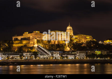 Eine nächtliche Blick auf die prächtigen Burgpalast und der Donau in Budapest. Stockfoto