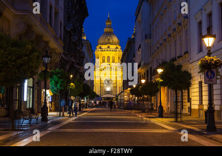 Ein Blick auf die St.-Stephans Basilika von Zrinyi Utca in Budapest, Ungarn. Stockfoto