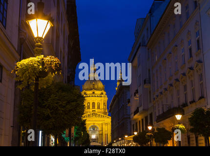 Ein Blick auf die St.-Stephans Basilika von Zrinyi Utca in Budapest. Stockfoto