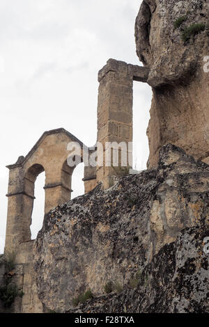 Reste der mittelalterlichen Gebäude auf einem Felsvorsprung. Stockfoto