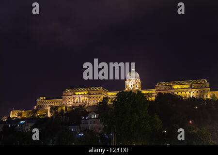 Die prächtigen Burgpalast nachts in Budapest, Ungarn. Stockfoto