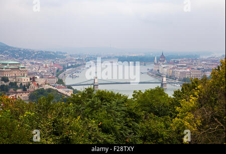 Die herrliche Aussicht auf Budapest von der Zitadelle.  Die Auffassung vertritt, in Sehenswürdigkeiten wie die Kettenbrücke und Margaret Brücke Zeitspanne Stockfoto