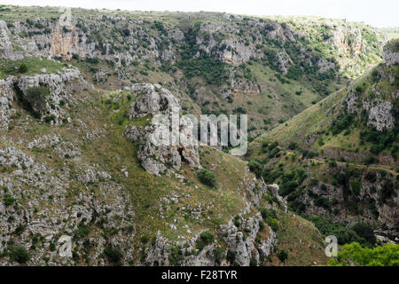 La Gravina Schlucht im Park der Murgia Matera. Stockfoto