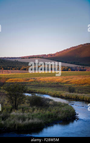 Peking, China. 13. Sep, 2015. Foto aufgenommen am 13. September 2015 zeigt Herbstlandschaft des Halaha Flusses in Westmichigan Hinggan Liga, Nord-China autonomen Region Innere Mongolei. © Lian Zhen/Xinhua/Alamy Live-Nachrichten Stockfoto