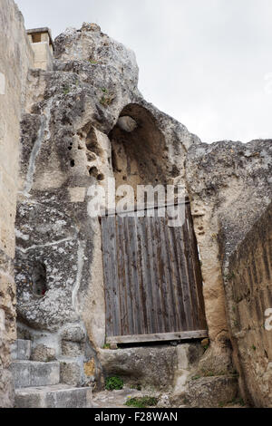 Ein hölzernes Tor und steile Stufen inmitten einer Calcarenitic Rock, Stockfoto