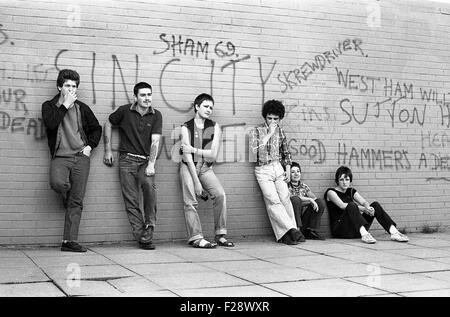 Teenager um Sutton Hill hängend im September 1978 BILD VON DAVID BAGNALL Stockfoto