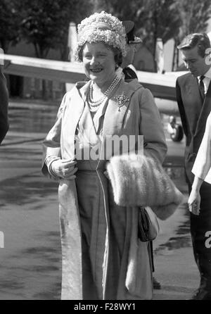 Die Königin-Mutter tragen Pelz Stola in der RAF Cosford 05.02.1961 1960er Jahre Stockfoto