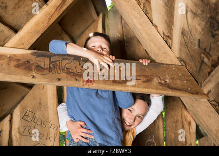 Jungen und Mädchen auf einem Spielplatz, München, Bayern, Deutschland Stockfoto