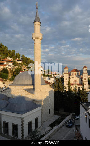 Die Lead Moschee, Xhamia e Plumbit und die St. Demetrius orthodoxe Kathedrale. Berat, Albanien. Stockfoto