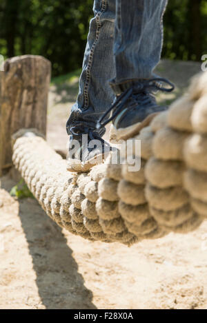 Mädchen, balancieren auf dem Seil im Spielplatz, München, Bayern, Deutschland Stockfoto