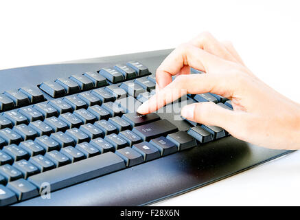 Frau Finger zeigen auf die Eingabetaste auf der Tastatur Stockfoto