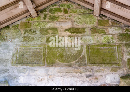 Seltene 11.Jahrhundert Sonnenuhr, St Gregory Minster, Kirkdale, in der Nähe von Kirkbymoorside, North Yorkshire, England, UK. Stockfoto