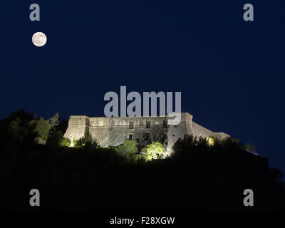 Landmark Brunella Festung in Aulla, Massa-Carrara. Bei Nacht. Stockfoto