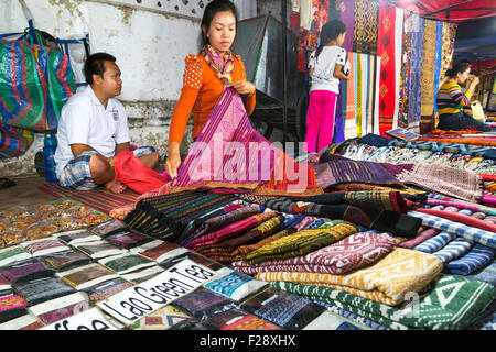 Anzeige am Nachtmarkt, Luang Prabang, Laos Stockfoto