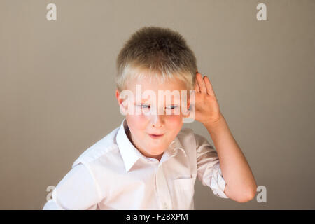 Lustige Kinder hören overhearing etwas mit Hand, Ohr-Konzept Stockfoto