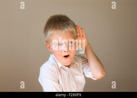 Lustige Kinder hören overhearing etwas mit Hand, Ohr-Konzept Stockfoto