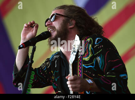 Berlin, Deutschland. 13. Sep, 2015. Sänger Jim James von der US-Rock-Band "My Morning Jacket" führt auf der Bühne während der Lollapalooza-Festival auf dem Gelände des ehemaligen Flughafens Tempelhof in Berlin, Deutschland, 13. September 2015. Foto: Britta Pedersen/Dpa/Alamy Live News Stockfoto