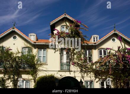 SINTRA, PORTUGAL - 25. Oktober 2014: Privatvilla in Sintra Stadt, Portugal, historische Fassade mit Blumen Stockfoto