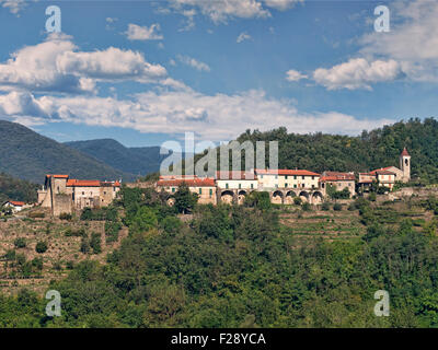 Norden der Toskana. Am frühen Morgen Blick auf einen typischen Bergdorf - Lusuolo. Stockfoto
