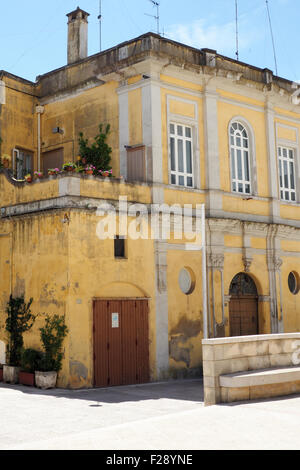 Gelbes Apartment Wohnung in Italien. Stockfoto