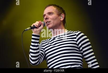 Berlin, Deutschland. 13. Sep, 2015. Sänger Stuart Murdoch von der britischen Indie-pop-Gruppe "Belle and Sebastian" führt auf der Bühne während der Lollapalooza-Festival auf dem Gelände des ehemaligen Flughafens Tempelhof in Berlin, Deutschland, 13. September 2015. Foto: Britta Pedersen/Dpa/Alamy Live News Stockfoto