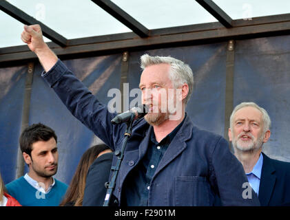 Billy Bragg singen die rote Flagge auf der "Flüchtlinge willkommen hier" rally in Parliament Square, London 12. September 2015. Jeremy Corbyn Stockfoto