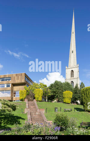 Glover Nadel (oder St. Andrews Spire) und die Hart von Worcester Collage, Worcester, Worcestershire, England, UK Stockfoto