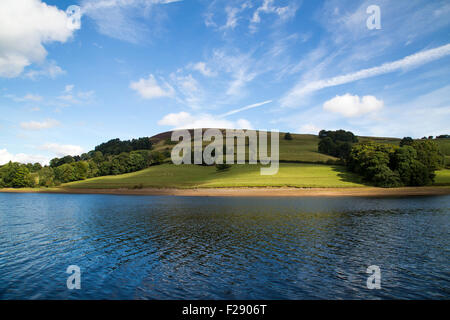 Ein Blick über ein Ladybower Reservoir an einem sonnigen Sommertag. Stockfoto