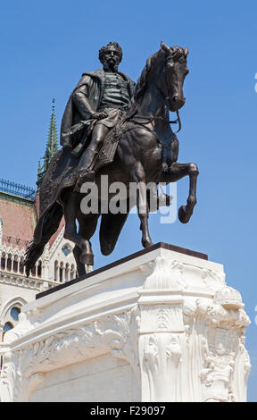 Statue des ehemaligen ungarischen Premierminister Graf Gyula Andrassy befindet sich außerhalb des ungarischen Parlamentsgebäudes in Budapest. Stockfoto