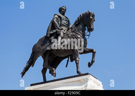 Statue des ehemaligen ungarischen Premierminister Graf Gyula Andrassy befindet sich außerhalb des ungarischen Parlamentsgebäudes in Budapest. Stockfoto